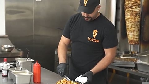 شاب سعودي يصنع الشاورما في أمريكا