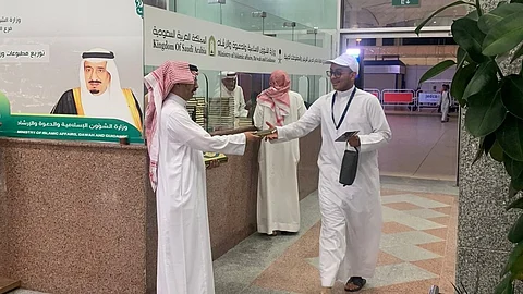 «الشؤون الإسلامية» تواصل توزيع هدية الملك سلمان للحجاج المغادرين من مطار الملك عبدالعزيز الدولي