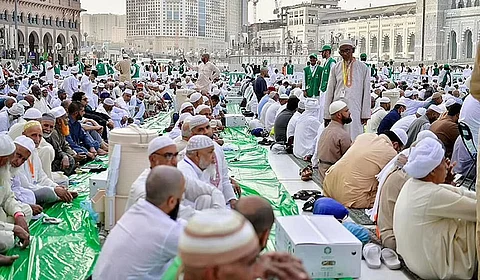 إفطار الصائمين بالمسجد الحرام