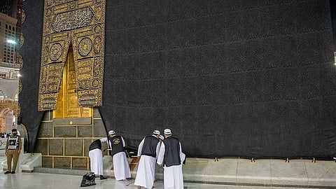 280 كجم من الذهب الخالص.. باب الكعبة المشرفة شاهد على عناية قادة البلاد