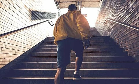 شخص يصعد الدرج