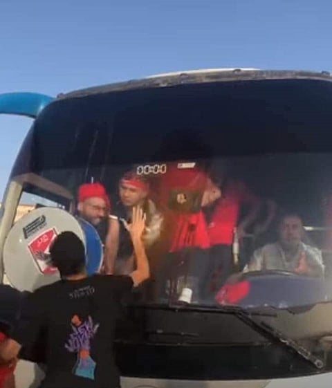 بالصور.. جماهير الإسماعيلي تعتدي على مشجعي الأهلي قبل اللقاء المرتقب في الدوري المصري