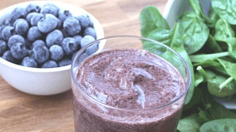 السبانخ والتوت الأزرق