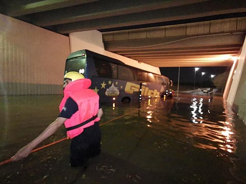 إخلاء ركاب الحافلتين