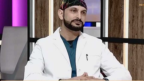 طبيب الأمراض الجلدية علي العمري