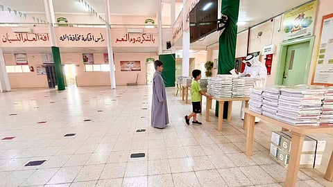 طلاب يستلمون الكتب الدراسية