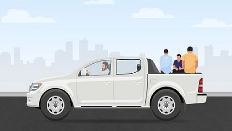 المرور: الجلوس في غير الأماكن المخصصة للركاب مخالفة تعرض سلامتهم للخطر