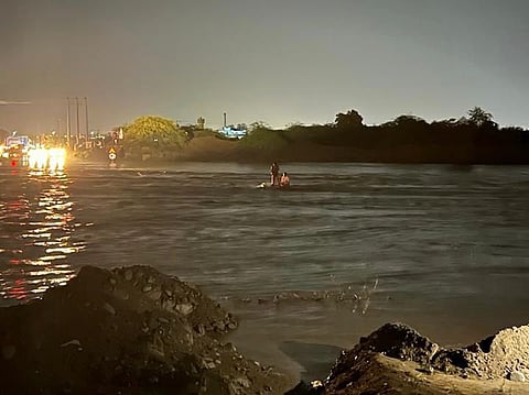 الدفاع المدني ينقذ شخصين احتجزتهما السيول بجازان