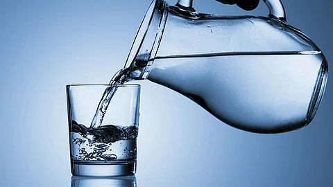 الإفراط في شرب الماء: قد يصيب الجسم بالتسمم