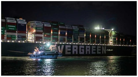 تعويم السفينة الجانحة في قناة السويس