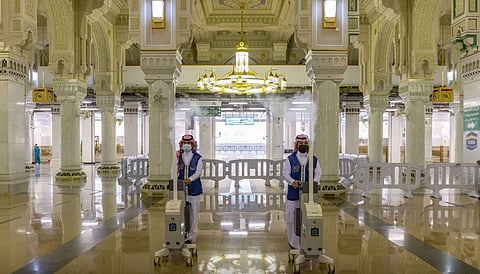 معدات التعقيم بالمسجد الحرام