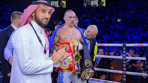 وزير الرياضة يبارك للملاكم أولكسندر أوسيك