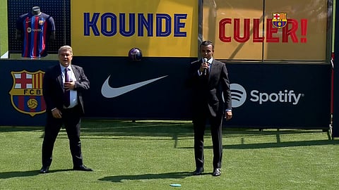 رسميًا.. كوندي يوقع على العقود الرسمية مع برشلونة ولابورتا يقدمه للجماهير