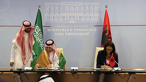 جانب من توقيع الاتفاقية