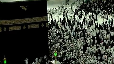 بعد رفع الحواجز.. أفواج عظيمة في صحن الطواف مشتاقة للمس الكعبة وتقبيل الحجر الأسود