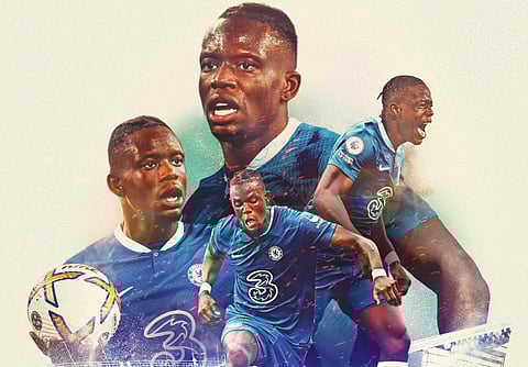 دينيس زكريا بقميص البلوز