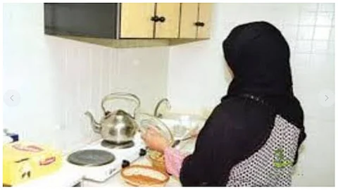 العاملة بالطبخ والاهتمام بالأطفال