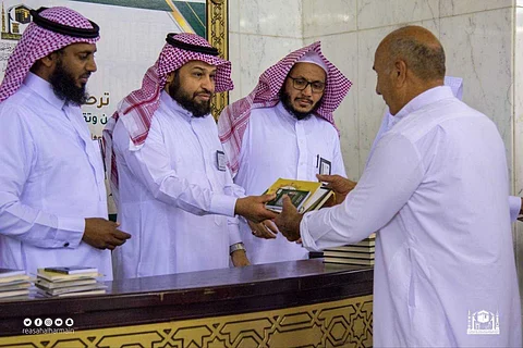 ضمن فعاليات اليوم الوطني 92.. «شؤون الحرمين» توزع أكثر من 12 ألف مصحف