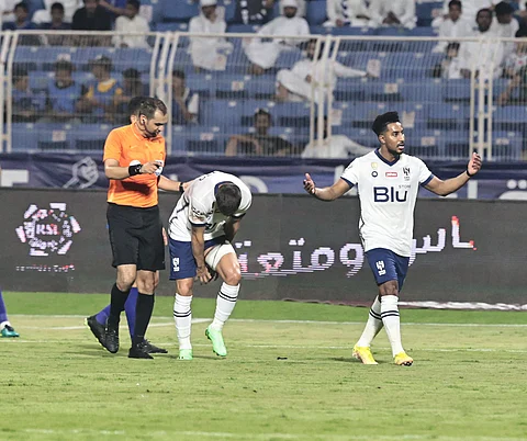 بالصور.. الغضب يسيطر على سالم الدوسري بعد استبداله أمام الفتح في الدوري السعودي