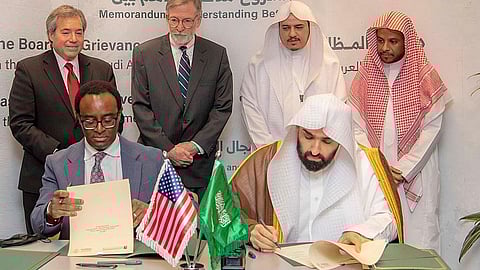 ديوان المظالم يوقع مذكرة تفاهم مع جامعة كيس ويسترن ريسيرف الأمريكية في مجال البحث والتدريب