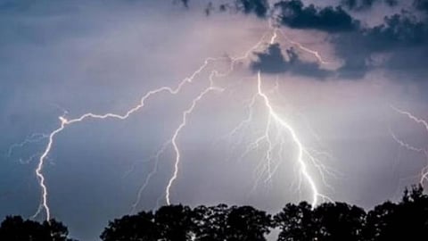 طقس الأحد.. سحب رعدية ممطرة ورياح وأتربة على عدة مناطق