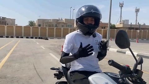 تعليم النساء قيادة الدراجات النارية