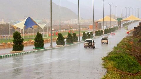 "الأرصاد": أمطار غزيرة على عسير ونشاط للرياح