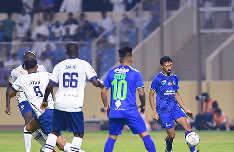 دونيس يمنح لاعبي الفتح راحة لمدة يومين بعد الخسارة أمام الهلال في الدوري السعودي