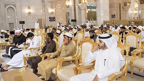 تلاوات المشاركين بمسابقة الملك عبدالعزيز الدولية تجذب زوار المسجد الحرام