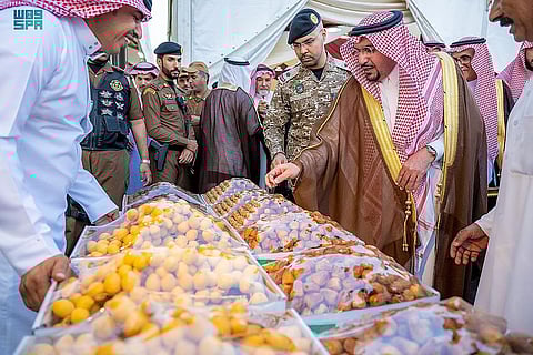 أمير القصيم خلال زيارة لموسم تمور البكيرية