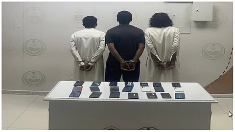 الإطاحة بـ3 مقيمين لسرقتهم 26 هاتفًا متنقلًا من محل تجاري بالرياض