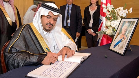 أمير الرياض يقدم التعازي في وفاة الملكة إليزابيث