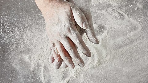 وضع الدقيق على الحروق والقهوة للجروح.. مختصة تحذر من أخطاء شائعة بالموروث الشعبي
