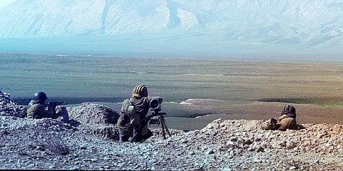 استعدادات عسكرية على الحدود بين البلدين