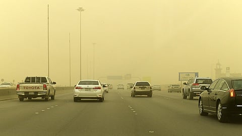 أتربة مثارة على عدة مناطق بالمملكة