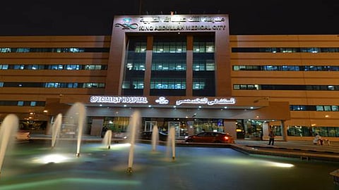 تعاني من مرض وراثي نادر.. تغيير صمامات قلب ينقذ حياة معتمرة يمنية