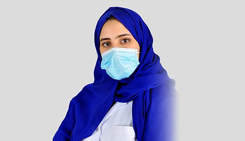 الدكتورة فرح سندي متخصصة في طب وجراحة الأسنان