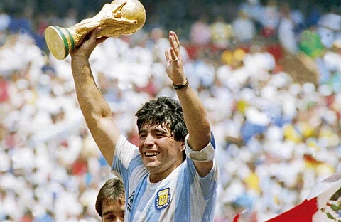 مارادونا يرفع كأس العالم 1986