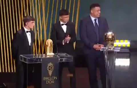 جافي يتسلم الجائزة
