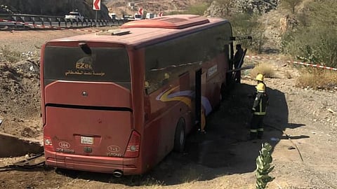 الحافلة التي تعرضت للحادث على طريق السيل