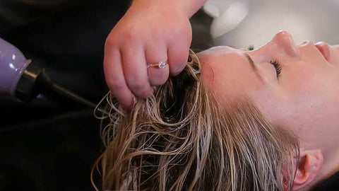 منتجات تنعيم الشعر