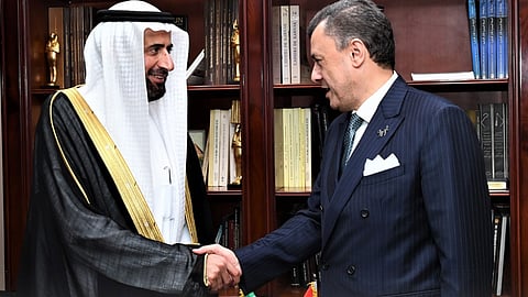 «الربيعة» يختتم زيارته للقاهرة بلقاء وزير السياحة المصري