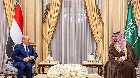 لقاء وزير الدفاع مع رئيس مجلس القيادة الرئاسي اليمني