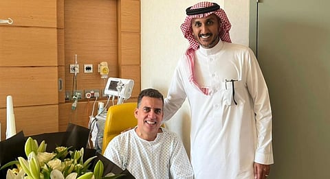 «القاسم» يزور مدرب أخضر الشاطئية ويطمئن على صحته بعد العملية الجراحية