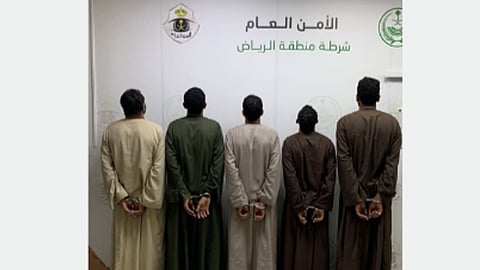الإطاحة بـ 5 مقيمين لترصدهم لشاحنات النقل والاستيلاء على بضائعها بالرياض