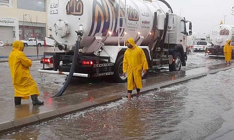 سحب المياه من طرق جدة