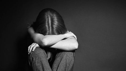 كواليس الصدمة والحزن.. فتاة تكتشف إنها «مجهولة النسب» في الصف الرابع