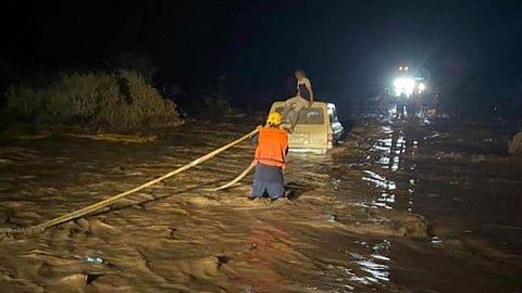 الدفاع المدني بالمدينة ينقذ 7 أشخاص اُحتجزوا في سيل بالسويرقية