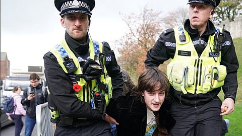 محتج يرشق ملك بريطانيا بالبيض