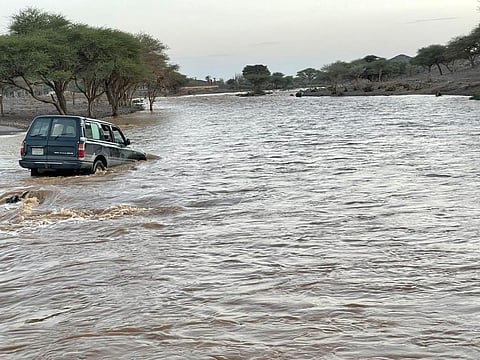 «مدني حائل» ينقذ 4 أشخاص احتُجزوا داخل مركبة بوادي الحفنة